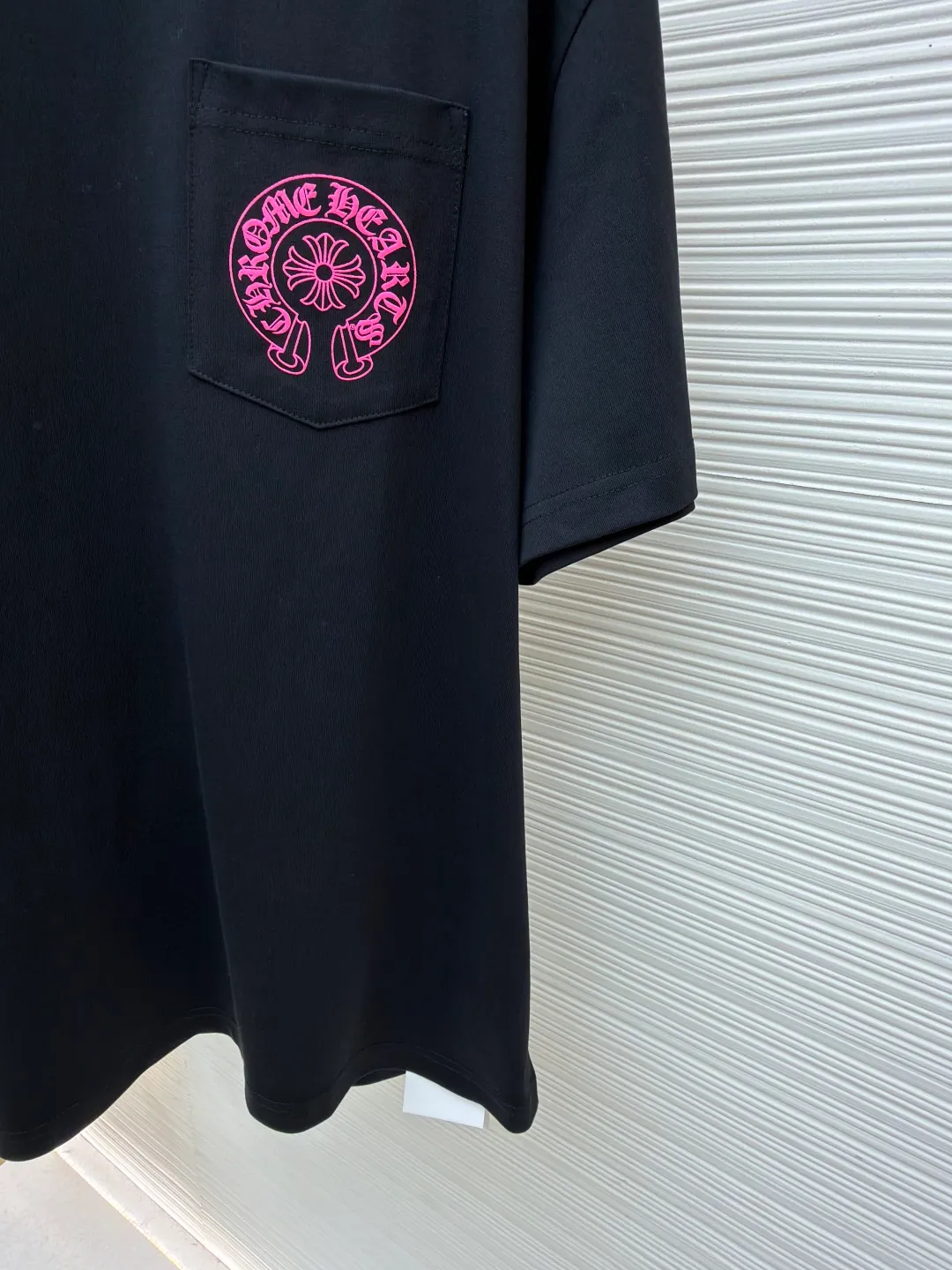 Chrome Hearts horseshoe pink T-shirt ●Item number: 1682508-X85 ●Fabric: cotton fabric ●Technology: hand-printed with ink ●Color: black ●Version: loose fit ●Weight: about 290 grams ●Size: S-M-L ●Description: This Chrome Hearts pocket printed short-sleeves are made of high-count double yarn cotton, with a weight of 320g. The fabric has been pre-washed to achieve a soft and skin-friendly touch. At the same time, it avoids shrinkage and fading problems from the root, and maintains a crisp shape after long-term wear. The body adopts seamless cylinder weaving technology, and there are no seams on the sides, so there is no sense of restraint when worn. The shoulders are classic dropped shoulders, and the loose body shape is suitable for all kinds of body shapes. The rose-red totem print on the left breast pocket is made of imported environmentally friendly slurry and produced through a high-precision screen printing process. The printing has clear layers and saturated colors, and it is not easy to crack or fall off after repeated washing. The neckline adopts a double-needle reinforced hemming design and is paired with a customized threaded collar, which is durable and not easily deformed. The overall wiring follows luxury craftsmanship standards, and the stitching is even and fine. Every detail demonstrates ingenuity. Customized hardware and accessories are complete with three logos, restoring the classic texture of the brand. The overall wiring is straight and delicate, the fabric is comfortable and soft, and the color is consistent without color difference. It can be matched with the same style to create a fashionable look and control various occasions. Customized accessories, complete with three standards, same style for men and women!